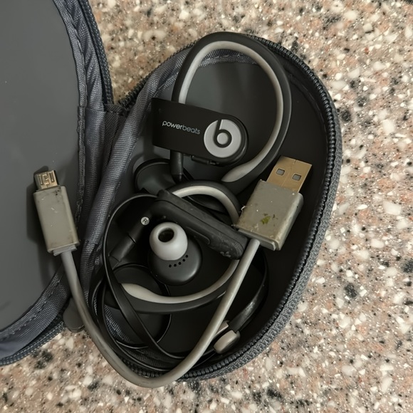 Beats Earbuds - Picture 2 of 3